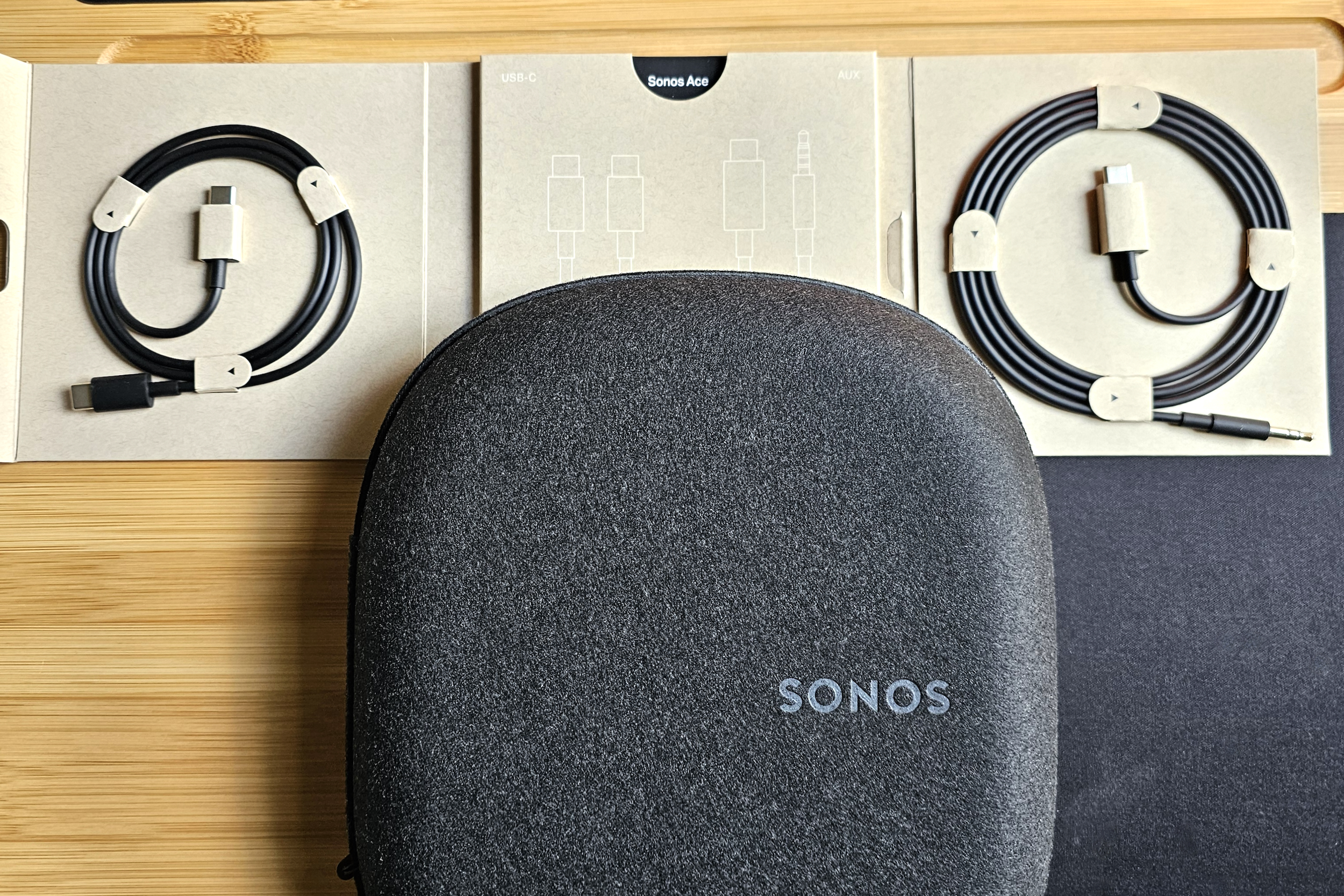 Estojo de viagem Sonos Ace mais cabos.