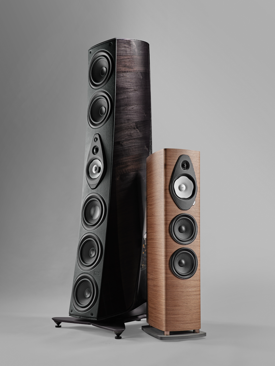 Sonus Faber Sonetto G2 VIII 落地式扬声器旁边是较大的 Suprema 旗舰扬声器。