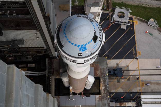 The Starliner on the launchpad atop an Atlas V rocket.