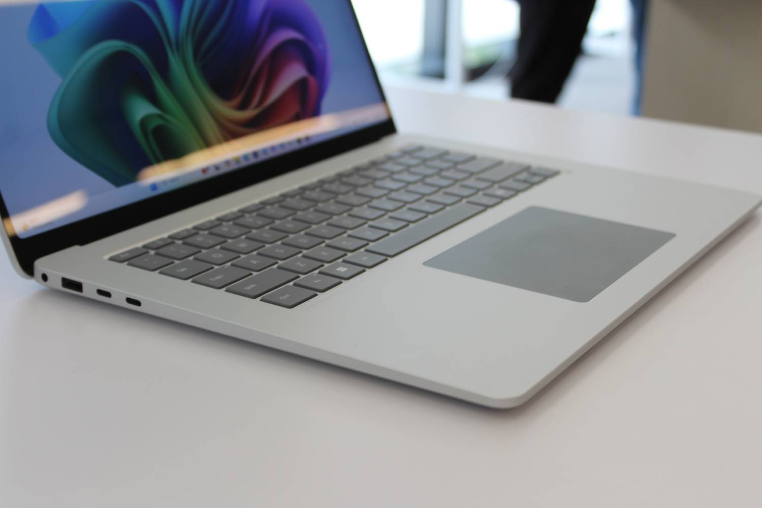 El teclado y el trackpad del nuevo Surface Laptop.