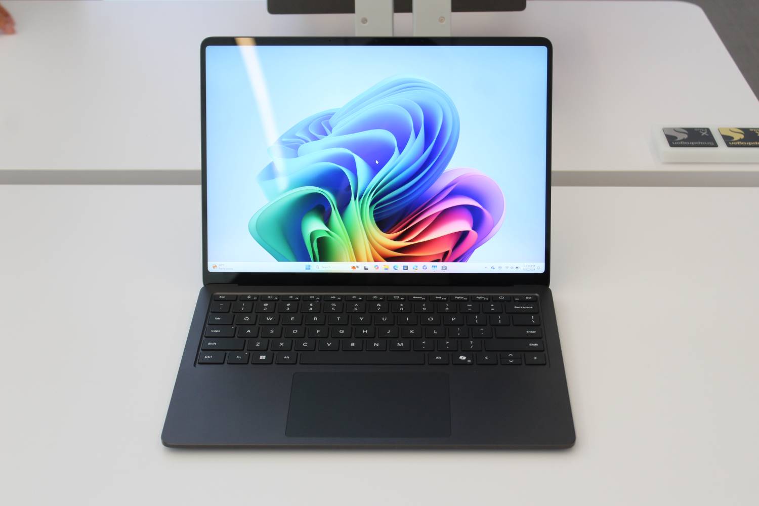 白色桌子上的新款 Surface Laptop 13。