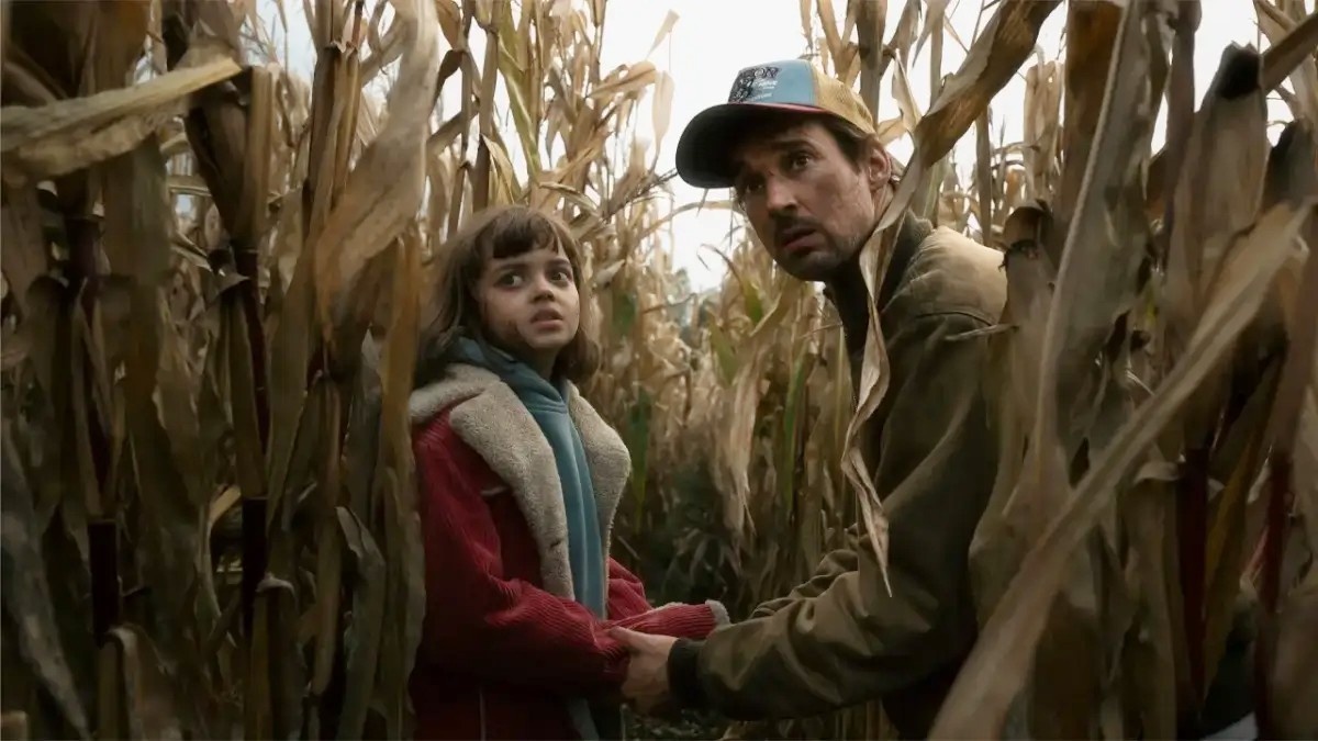 Un padre sostiene las manos de su hija en un campo de cultivo en The Signal.