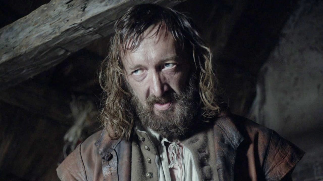 Ralph Ineson mira hacia adelante en La bruja.