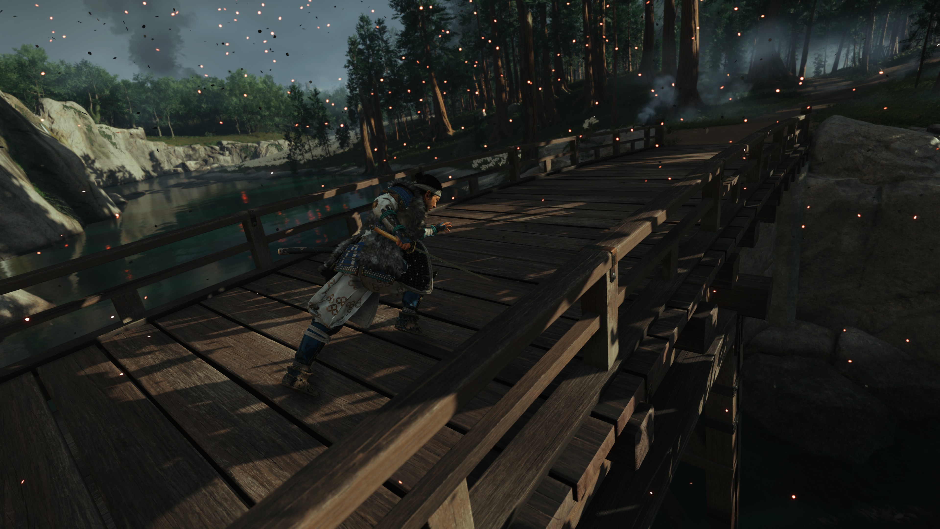 Jin atravessando uma ponte em Ghost of Tsushima.