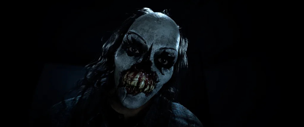 Um vilão com máscara de palhaço olha ameaçadoramente em Until Dawn.