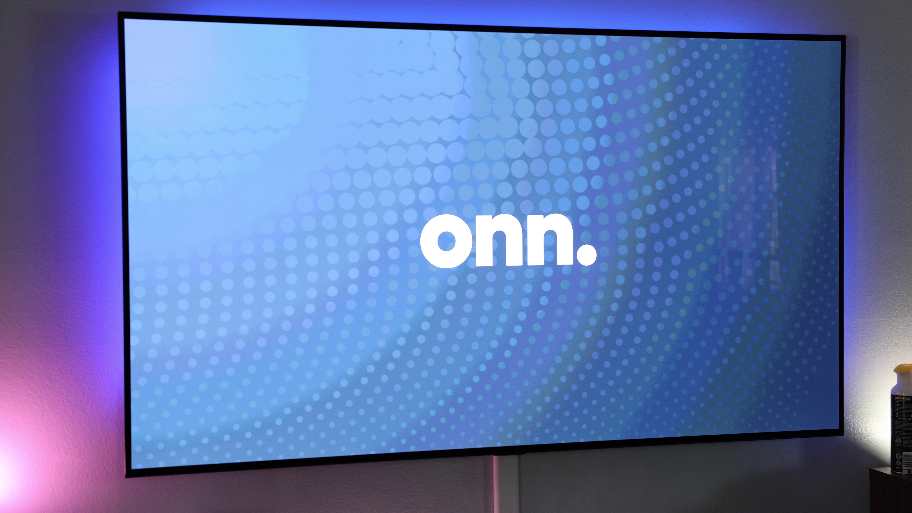 El logotipo de Onn durante el proceso de configuración del Onn 4K Pro.