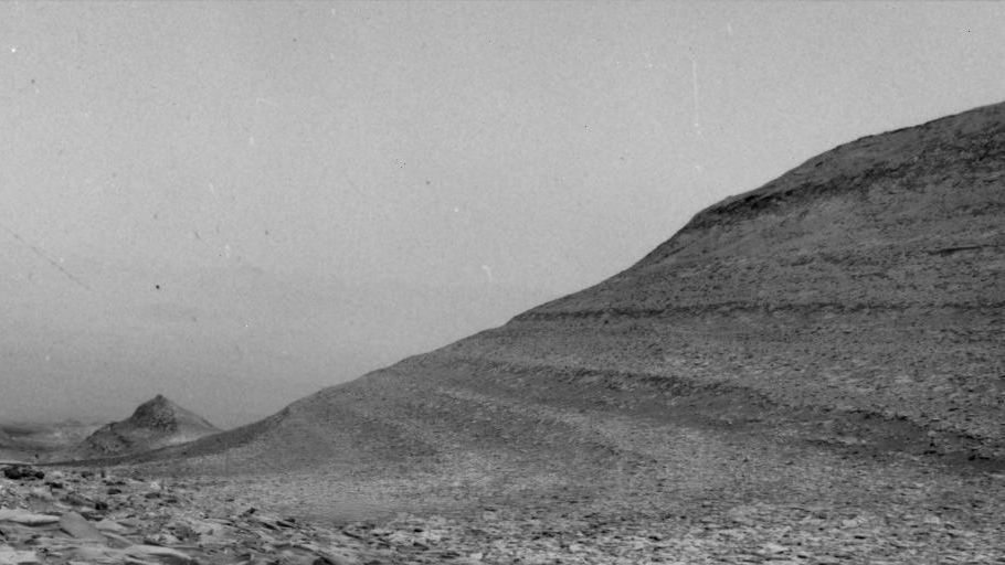 Las manchas en esta escena fueron causadas por partículas cargadas de una tormenta solar que golpeó una cámara a bordo del rover Curiosity de la NASA en Marte. Curiosity utiliza sus cámaras de navegación para tratar de capturar imágenes de remolinos de polvo y ráfagas de viento, como la que se ve aquí.