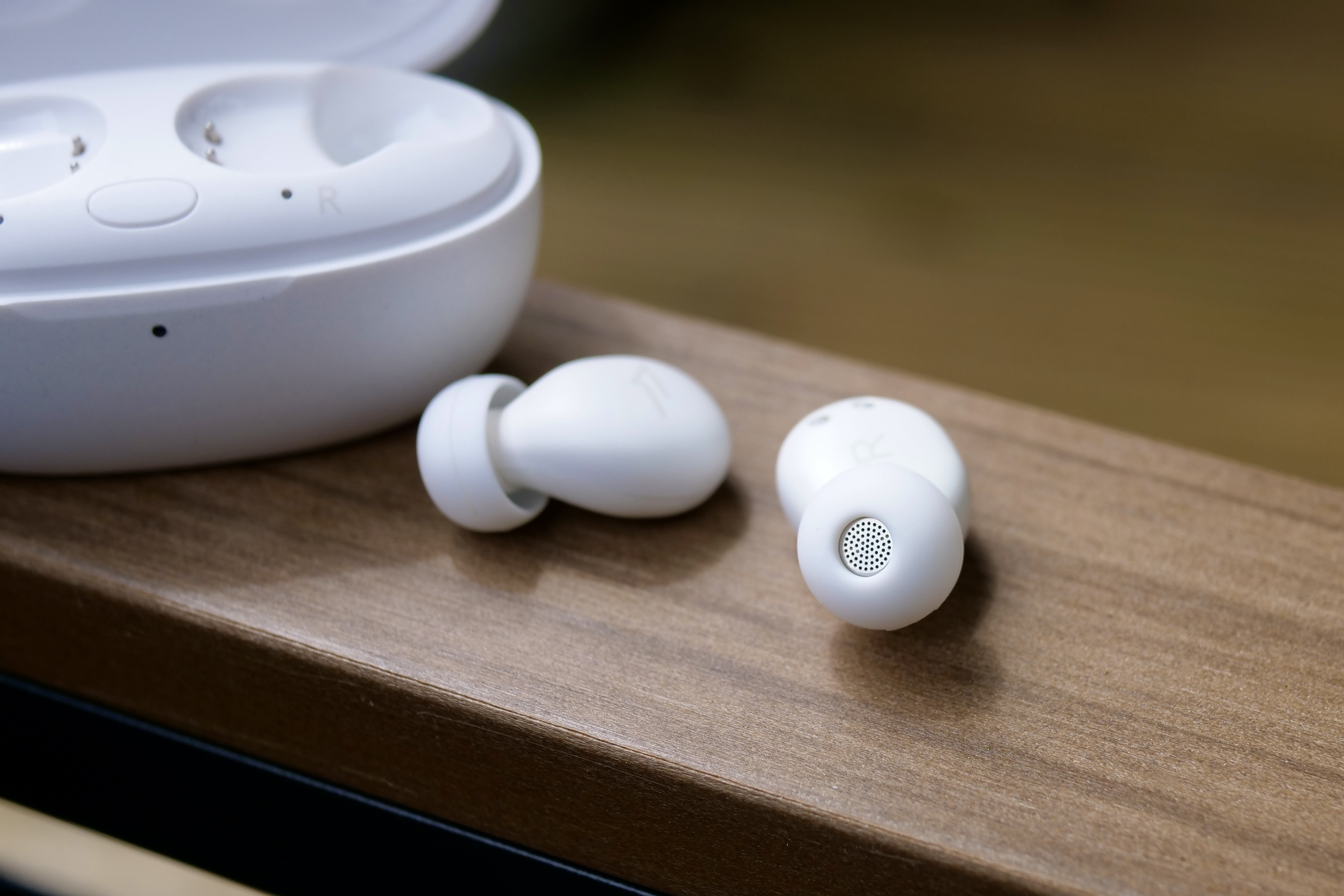 The 1More Z30 Sleeping Earbuds seen from the front.