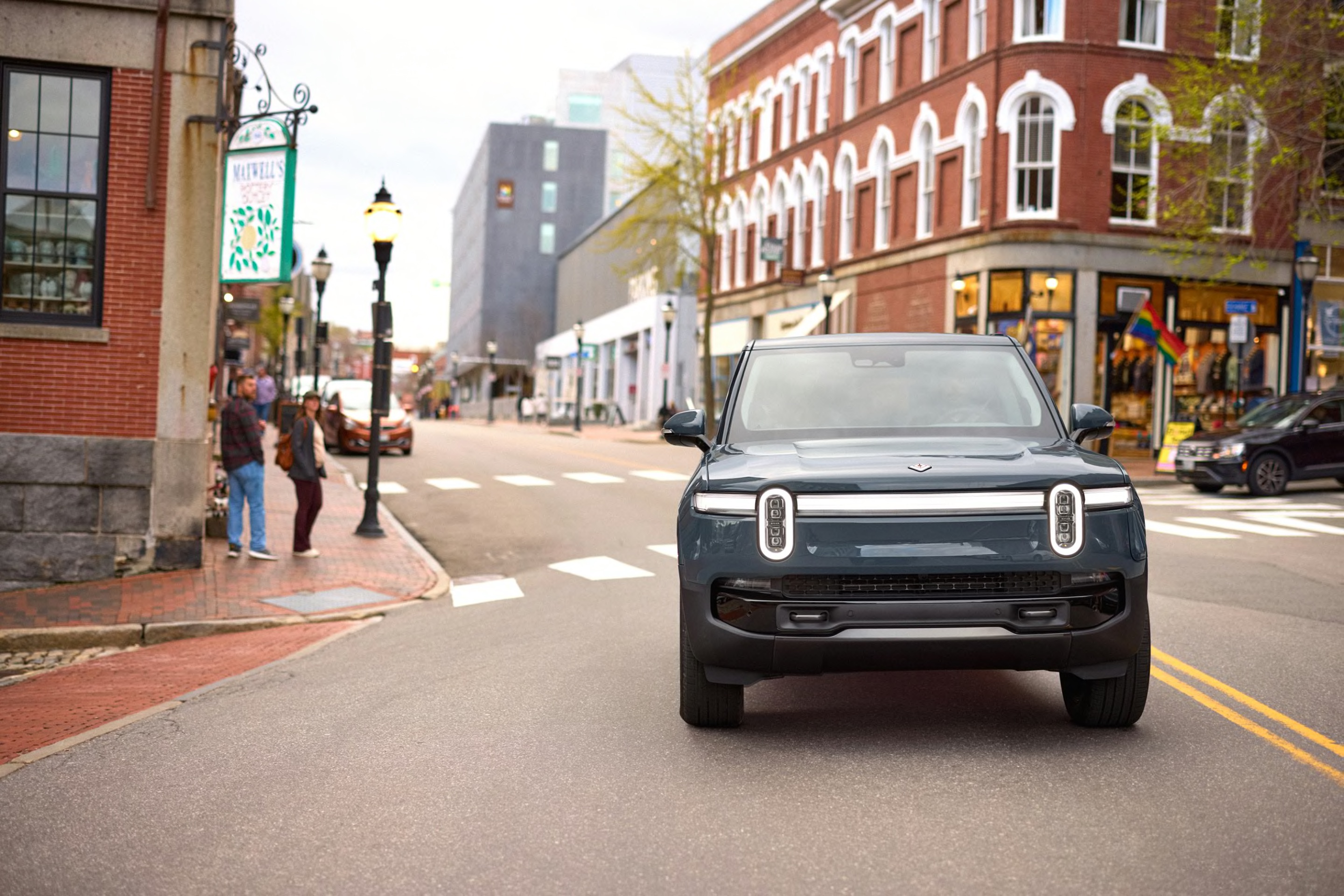 Rivian R1S de segunda generación en la carretera