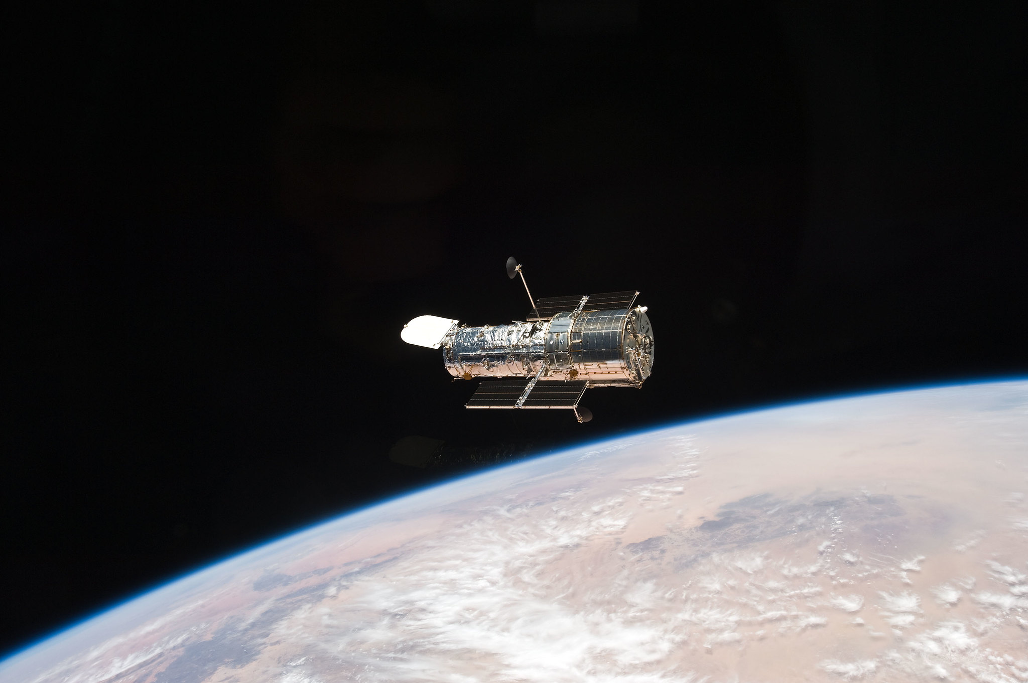 Un miembro de la tripulación de la misión STS-125 a bordo del transbordador espacial Atlantis capturó esta imagen del Telescopio Espacial Hubble de la NASA el 19 de mayo de 2009.