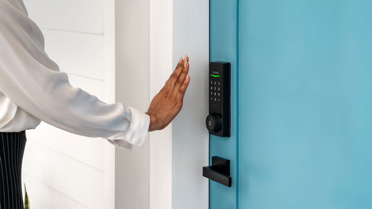 La cerradura inteligente Philips Palm Reader en una puerta azul.