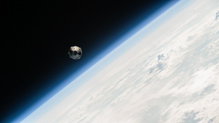 La nave espacial Starliner de Boeing, con los astronautas de la NASA Butch Wilmore y Suni Williams a bordo, se acerca a la Estación Espacial Internacional para un acoplamiento autónomo mientras orbita a 257 millas sobre el Océano Pacífico Sur.