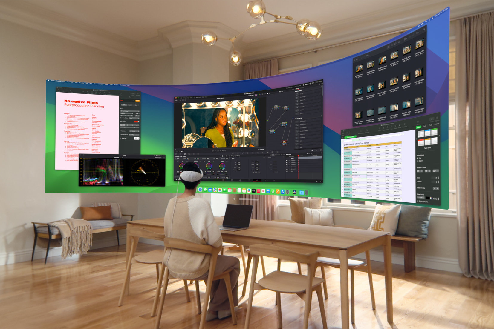 Человек смотрит на большой виртуальный дисплей Mac, надевая Apple Vision Pro.