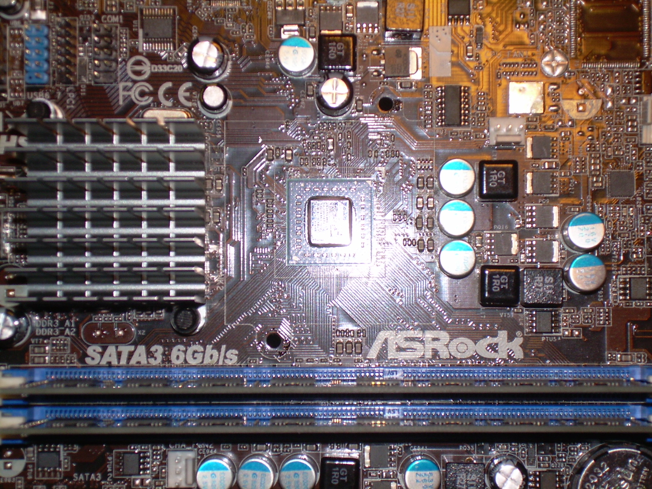 AMD E-350 একটি মাদারবোর্ডে সকেট করা হয়েছে।