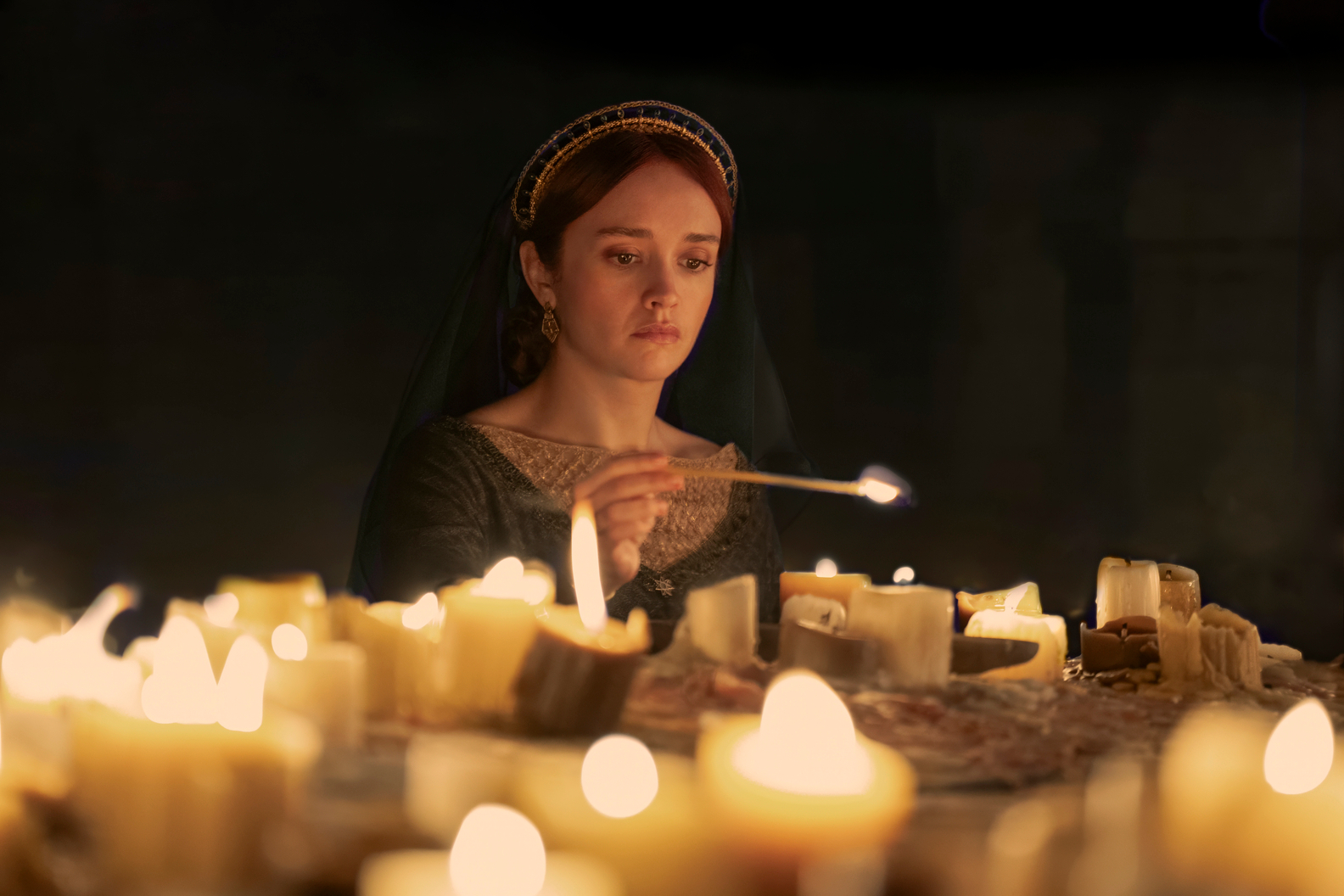 Alicent Hightower enciende velas de oración en la temporada 2 de House of the Dragon.