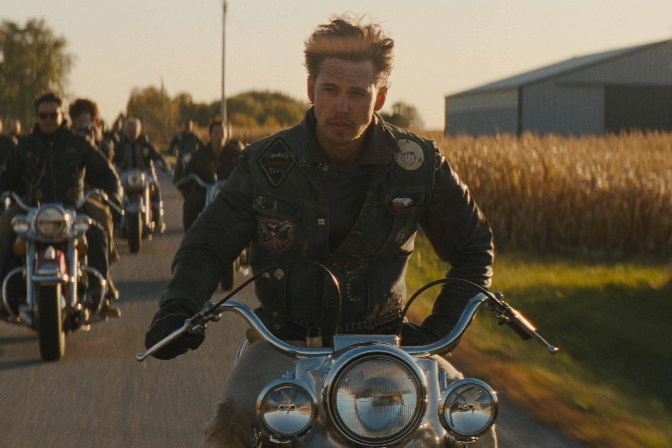 Austin Butler dirige ao lado de uma gangue de motociclistas em The Bikeriders.