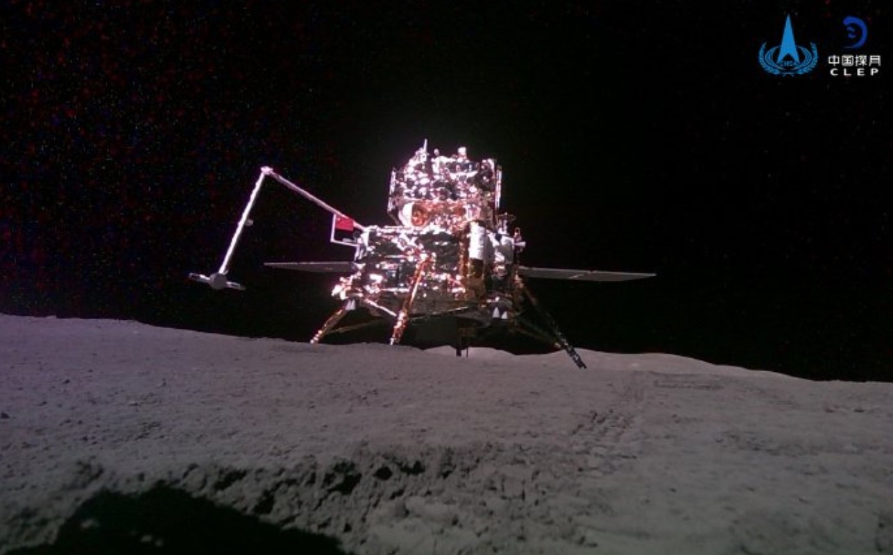 Esta imagen muestra el módulo de aterrizaje Chang'e 6 de China en la superficie de la luna.