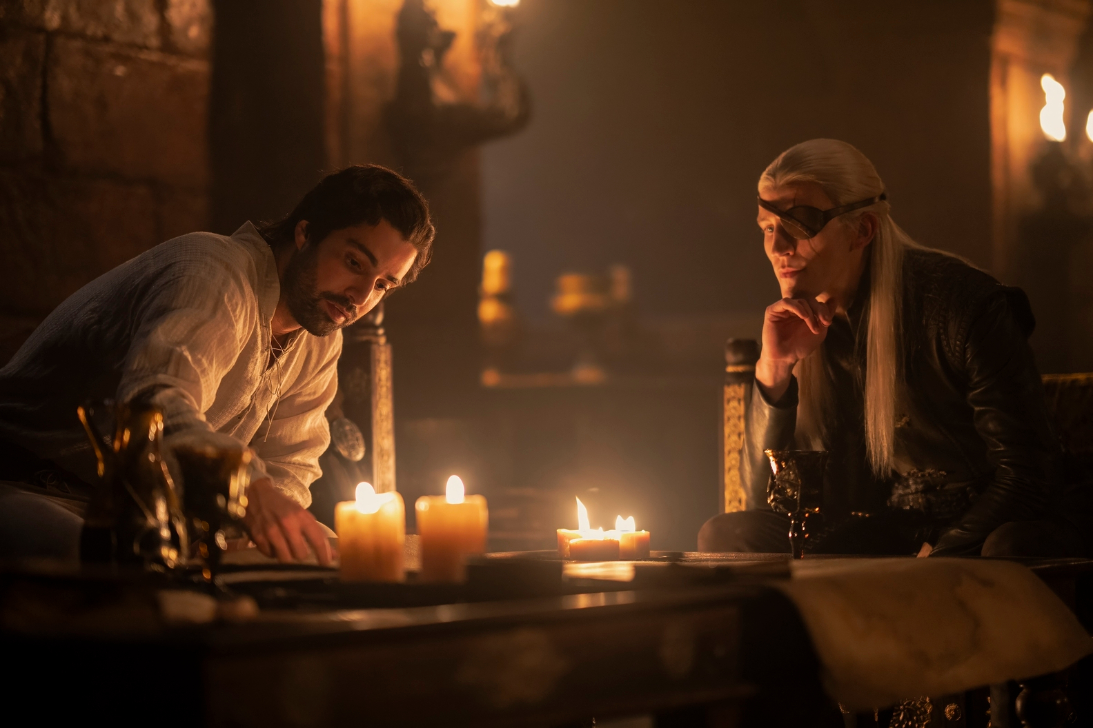 Criston Cole y Aemond Targaryen se sientan juntos en la temporada 2 de House of the Dragon.