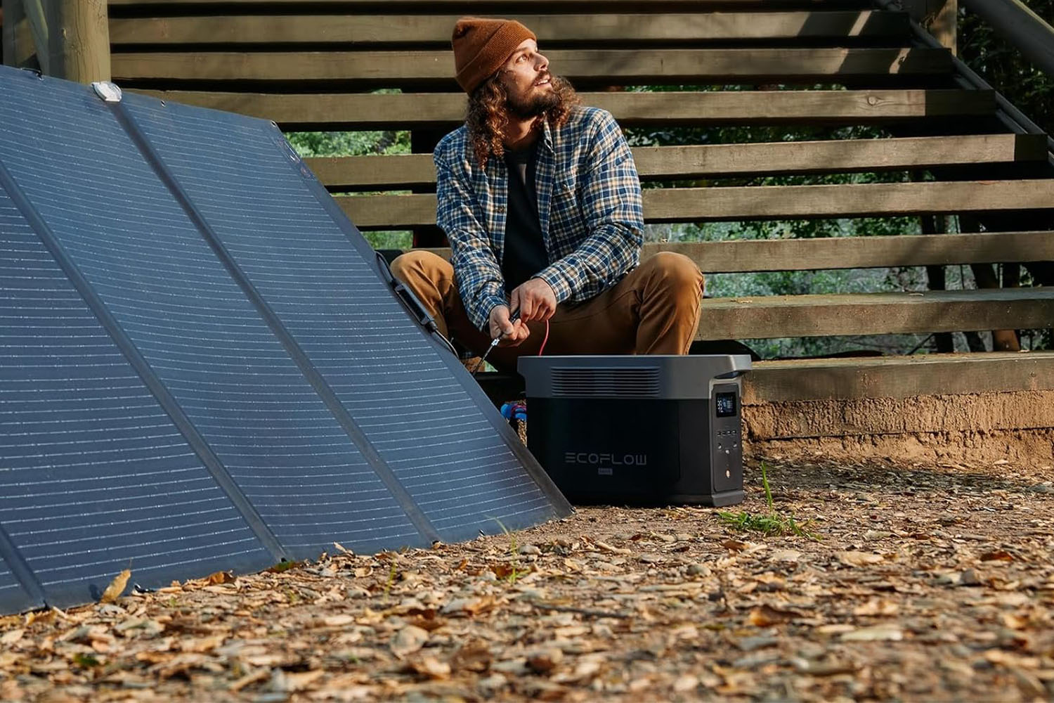 Un homme utilisant l'EcoFlow Delta 2 Max à l'extérieur.