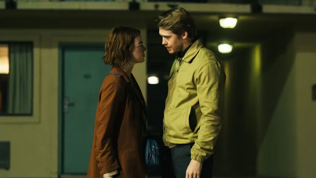 Emma Stone y Joe Alwyn como Emily y Joseph hablando en un estacionamiento en Kinds of Kindness.