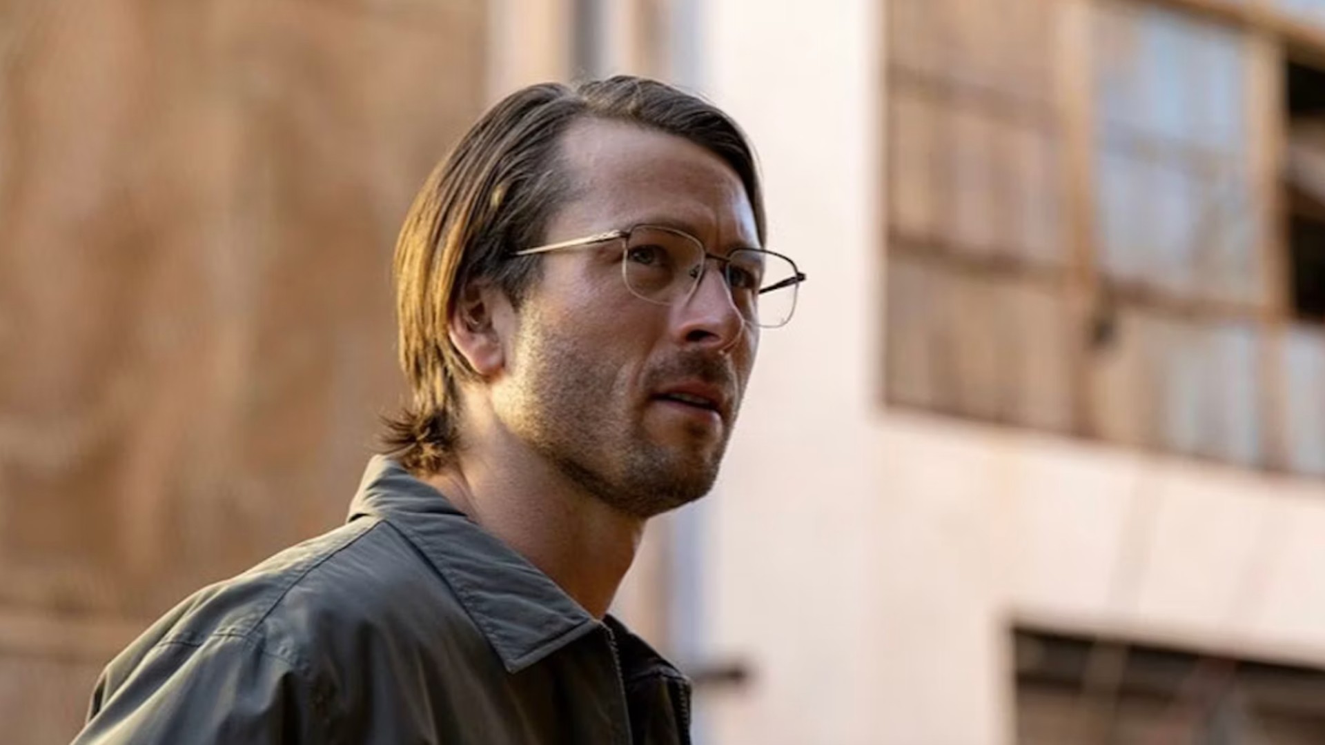 Glen Powell luce nerd y nada cool en una imagen fija de Hit Man.