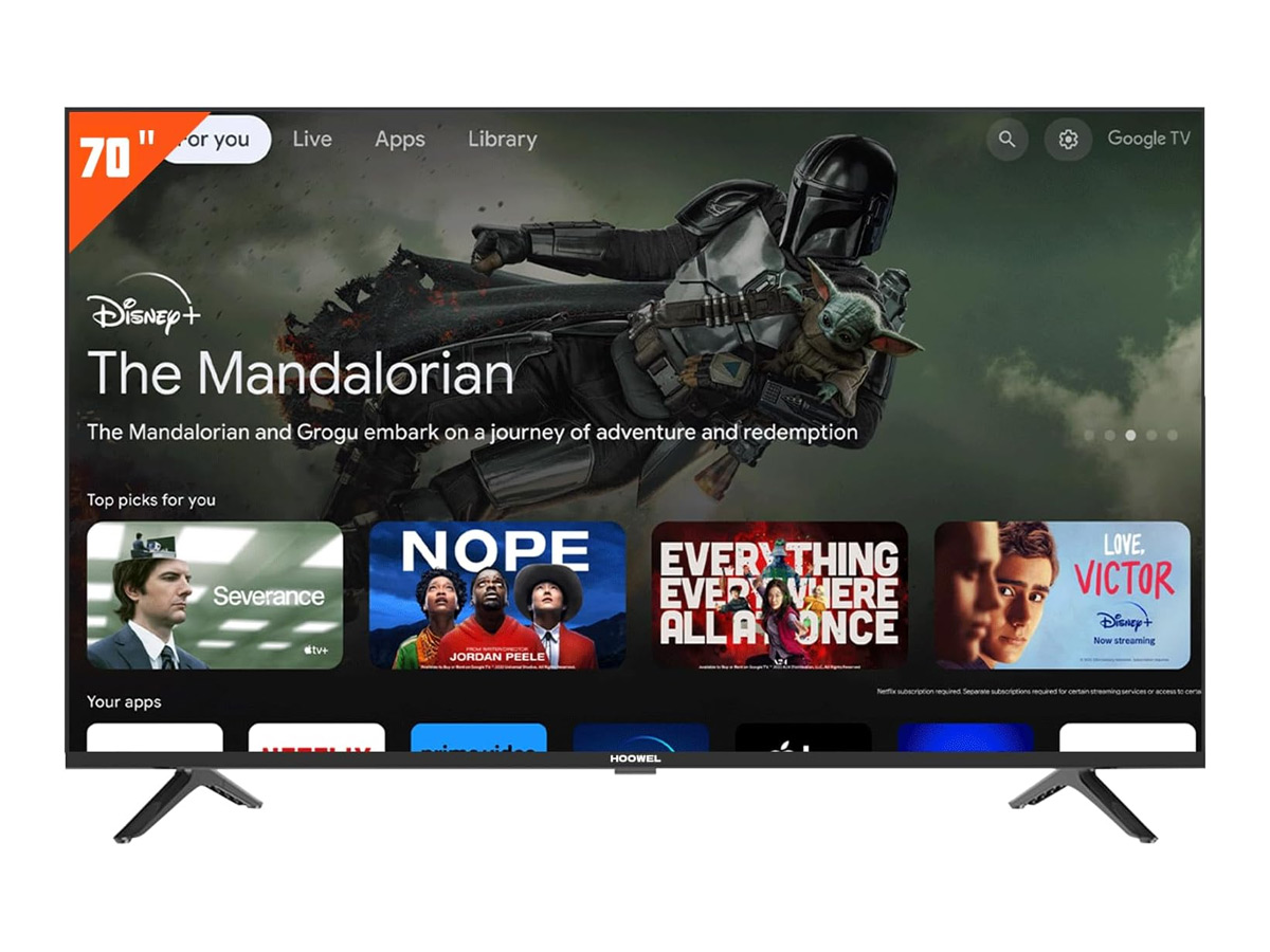 Le Google TV 4K Hoowel de 70 pouces sur fond blanc.