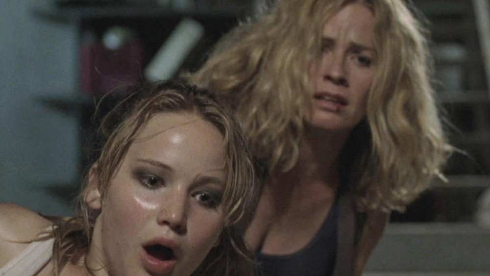 Duas mulheres assistem em choque em A Casa do Último Fim da Rua.