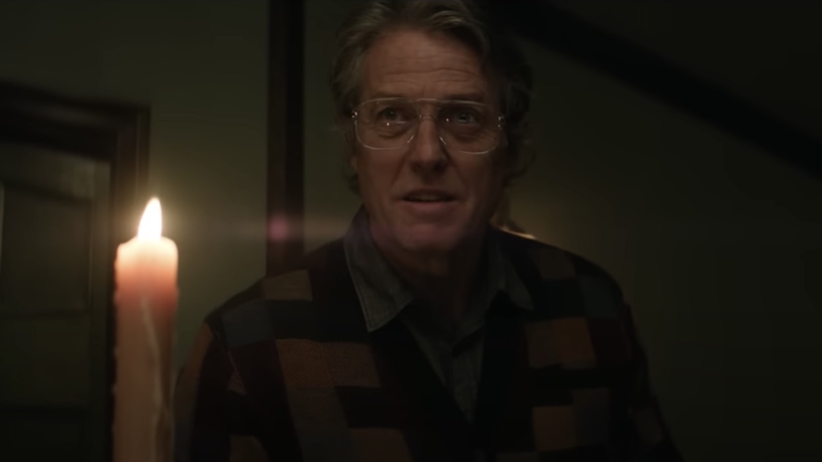 Hugh Grant olha assustadoramente para fora da câmera em Heretic.