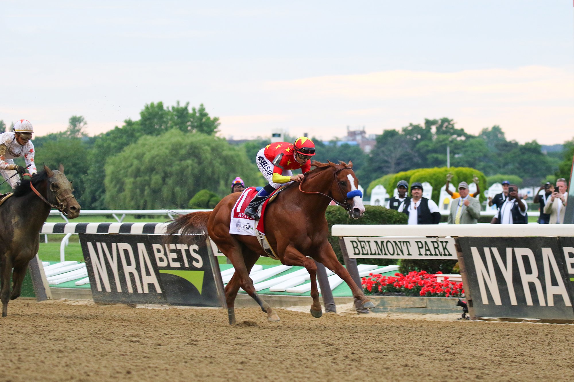 Justifique las carreras de caballos en la pista de Belmont Stakes.