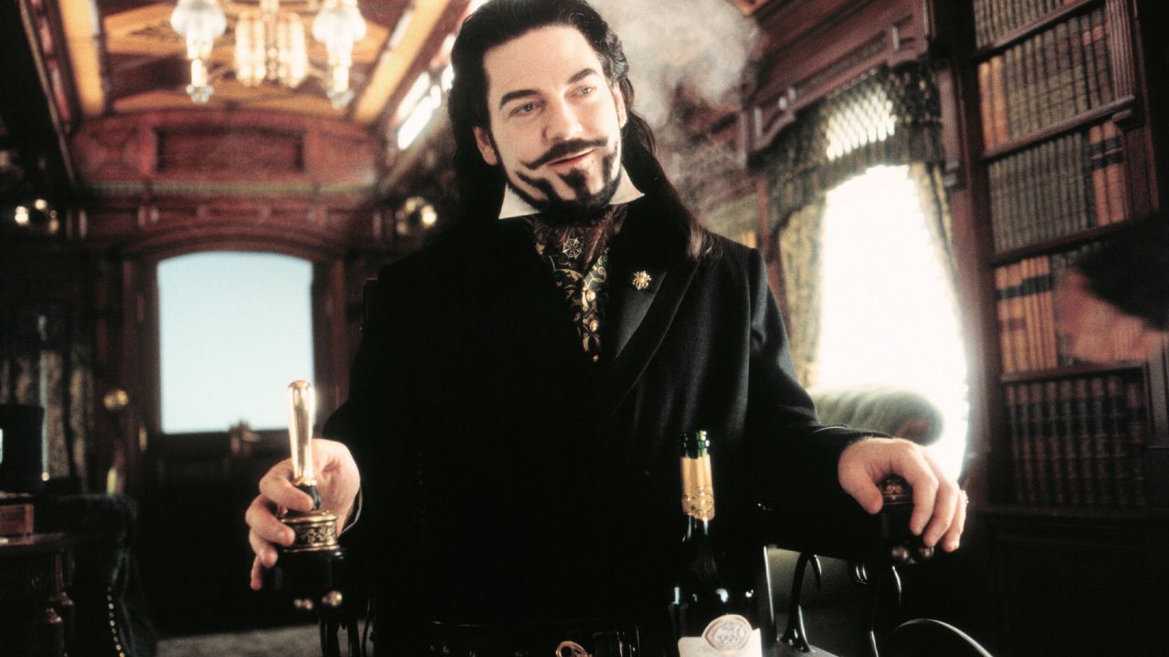 Kenneth Branagh dans le rôle d'Arliss Loveless à bord d'un train dans Wild Wild West.