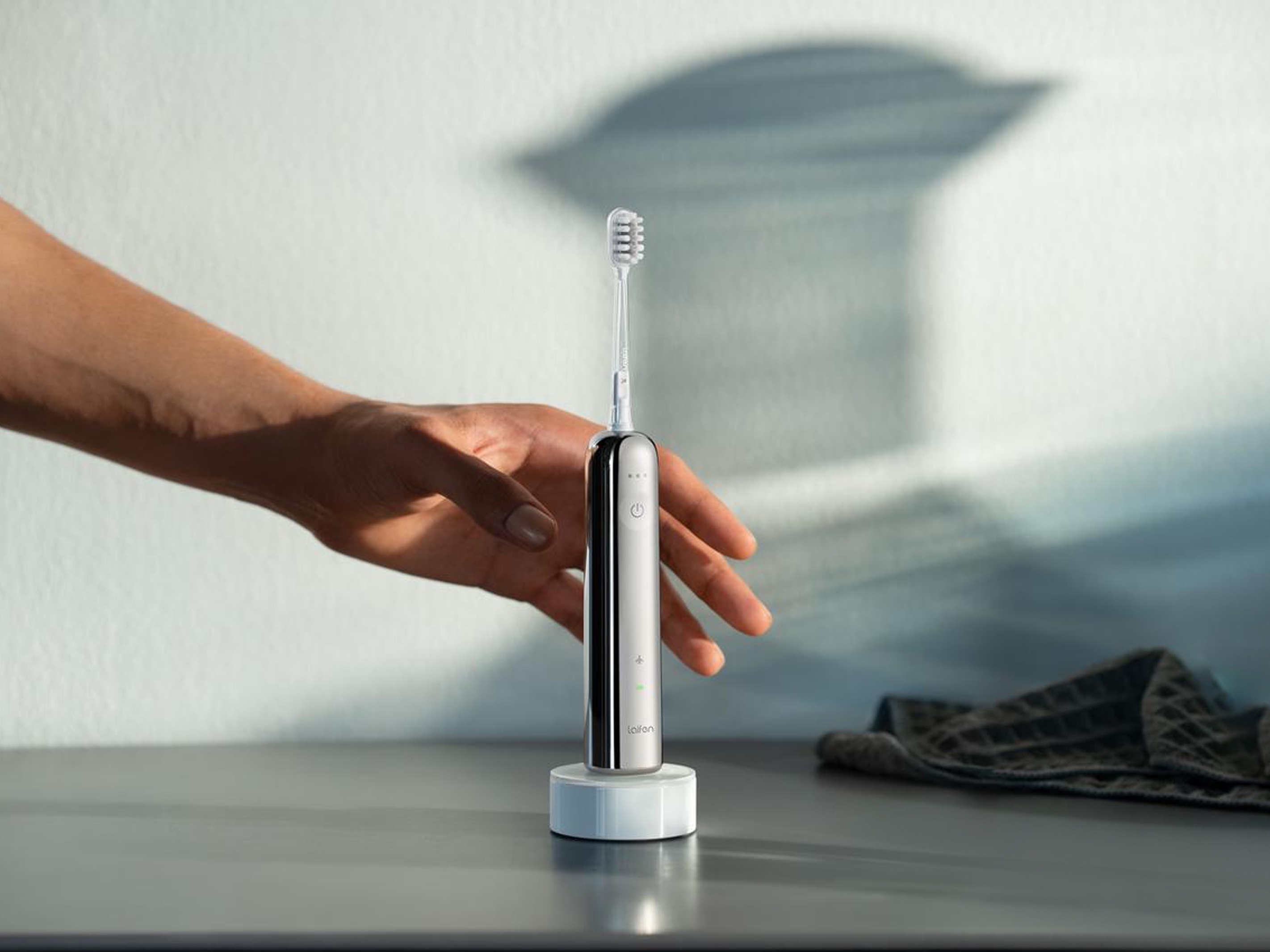 Laifen Wave Electric Toothbrush with charging dock