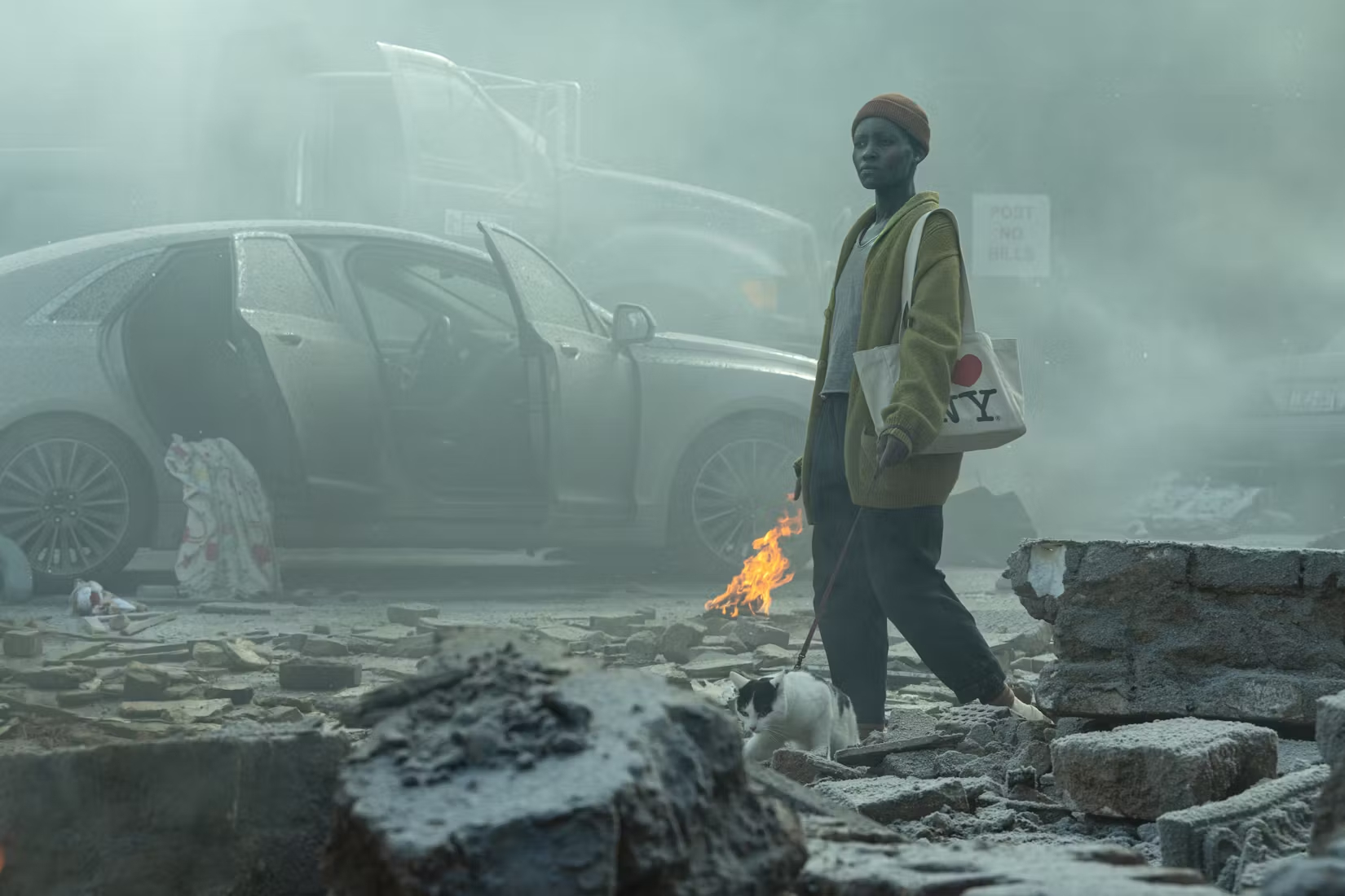 Lupita Nyong'o camina entre las ruinas en un lugar tranquilo: primer día