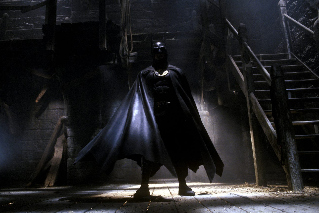 Michael Keaton posa em seu batsuit em Batman.