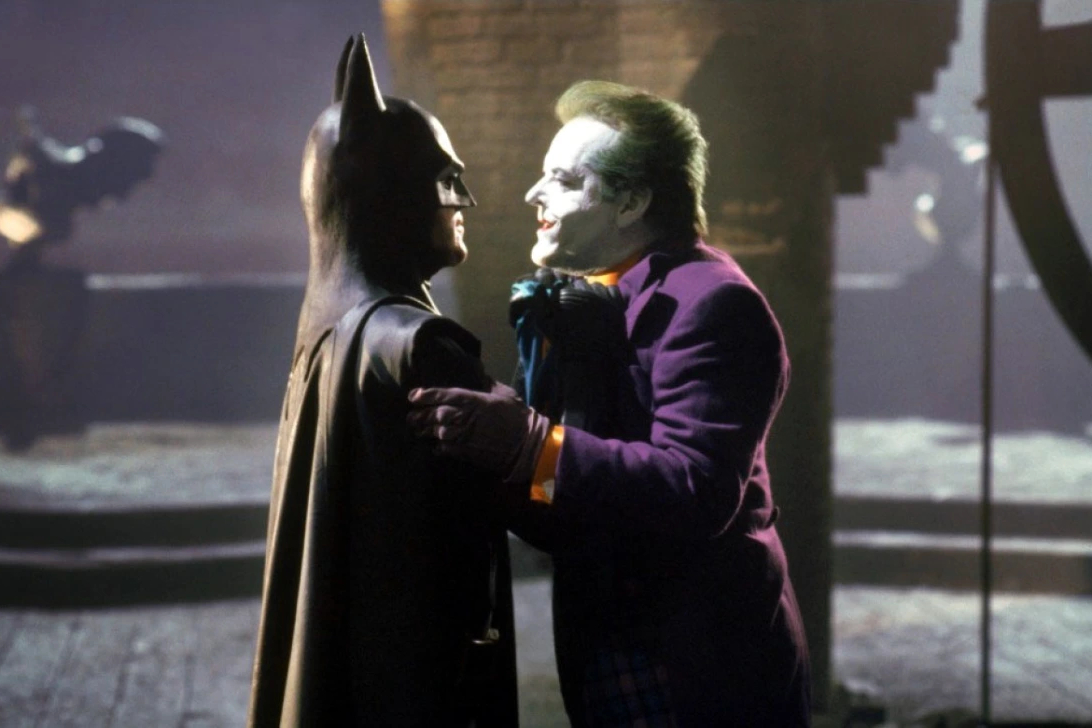 Michael Keaton agarra o Coringa de Jack Nicholson pelo peito em Batman.