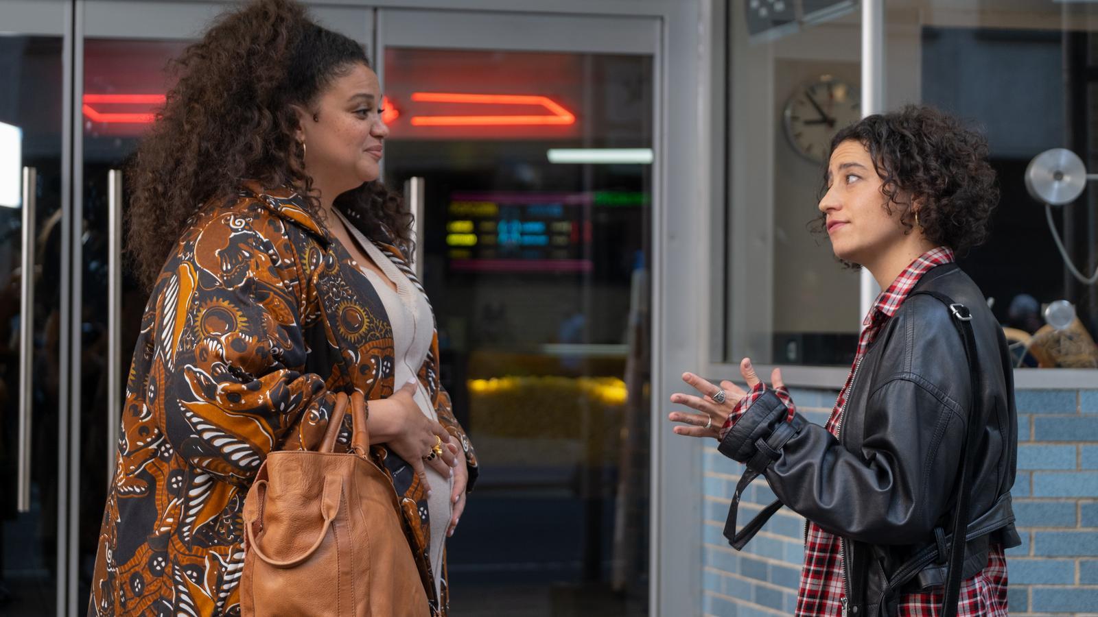 Michelle Buteau et Ilana Glazer dans le rôle de Dawn et Eden parlant dans la rue dans Babes