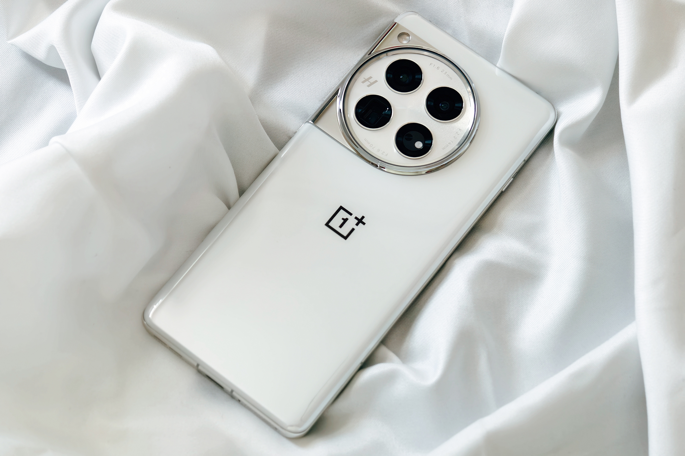 Я попробовал новый OnePlus 12 белого цвета. Это Элвис Пресли среди телефонов Android.