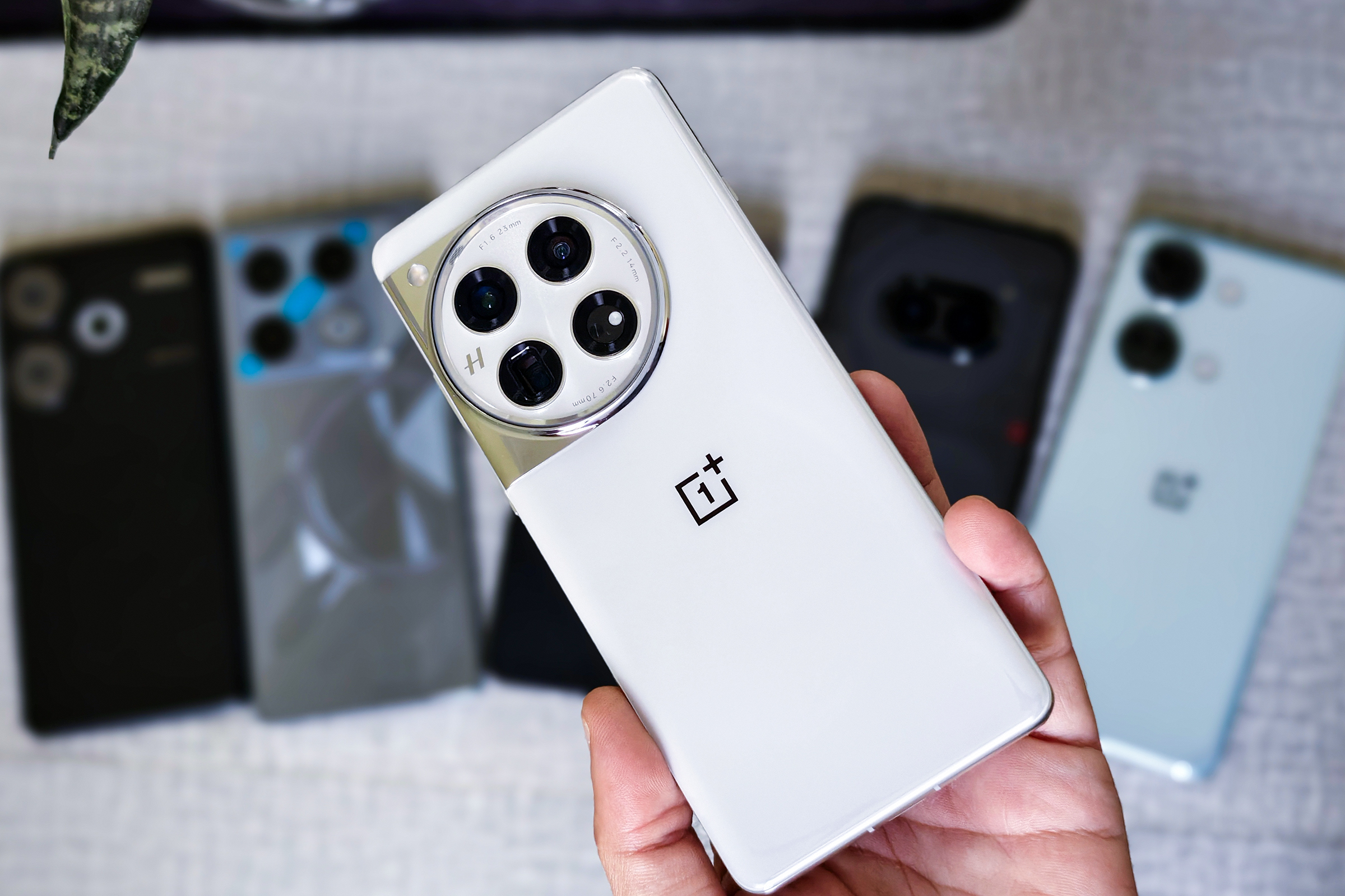 Я попробовал новый OnePlus 12 белого цвета. Это Элвис Пресли среди телефонов Android.