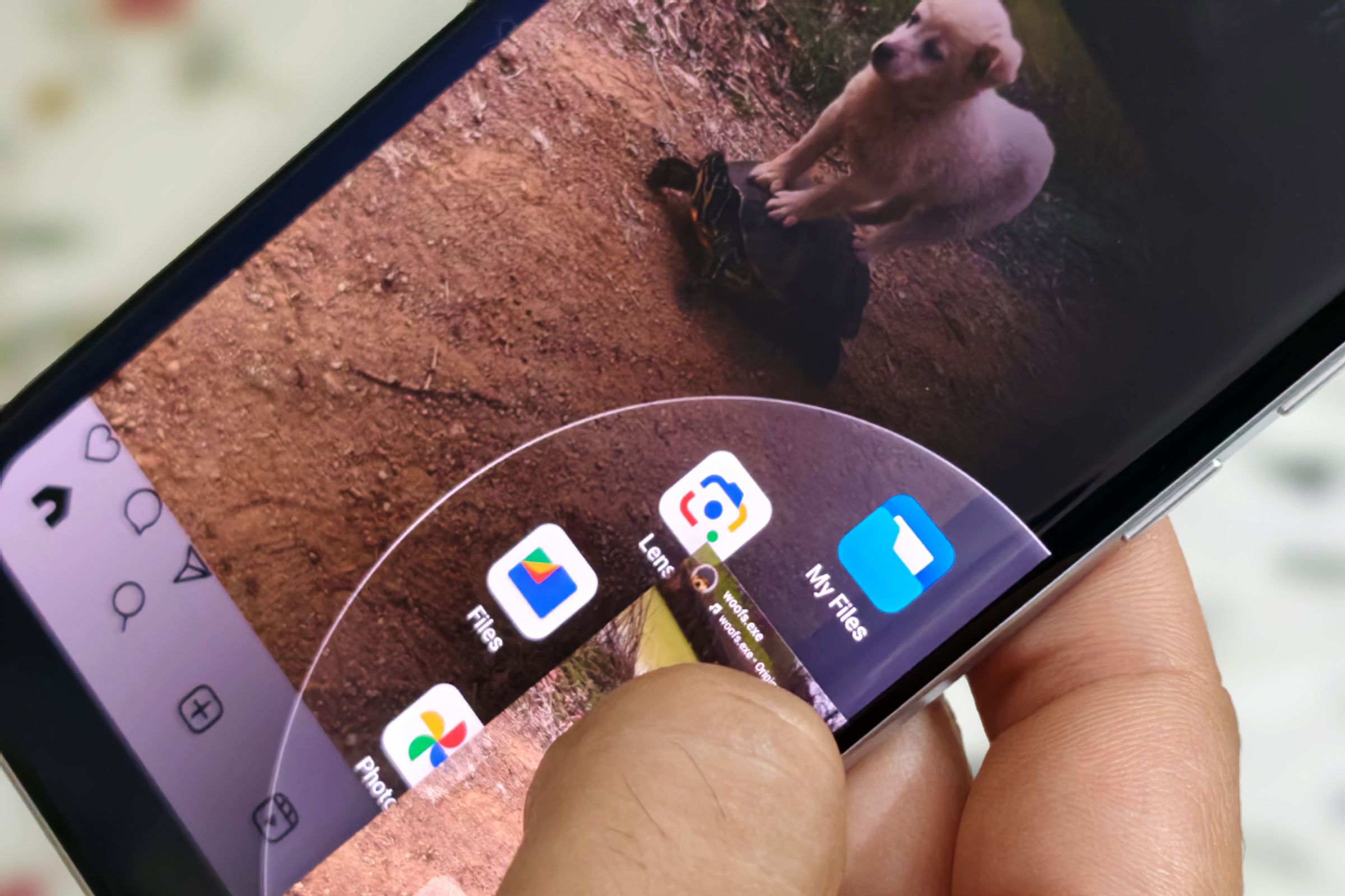 हाथ में पकड़े हुए Realme GT 6 में स्मार्ट लूप फीचर के साथ AI स्क्रीन रिकॉग्निशन है।
