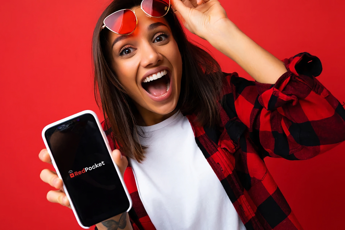 Una mujer emocionada sosteniendo un teléfono inteligente con el logo rojo de Pocket Mobile