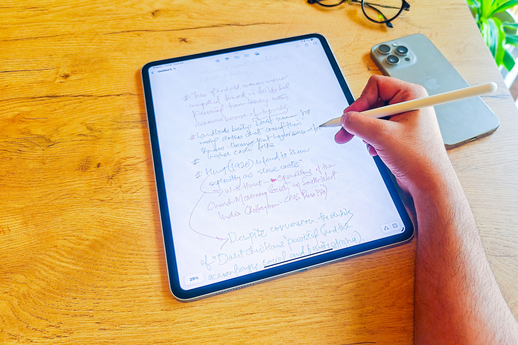 Prendre des notes sur l'iPad Pro M4.