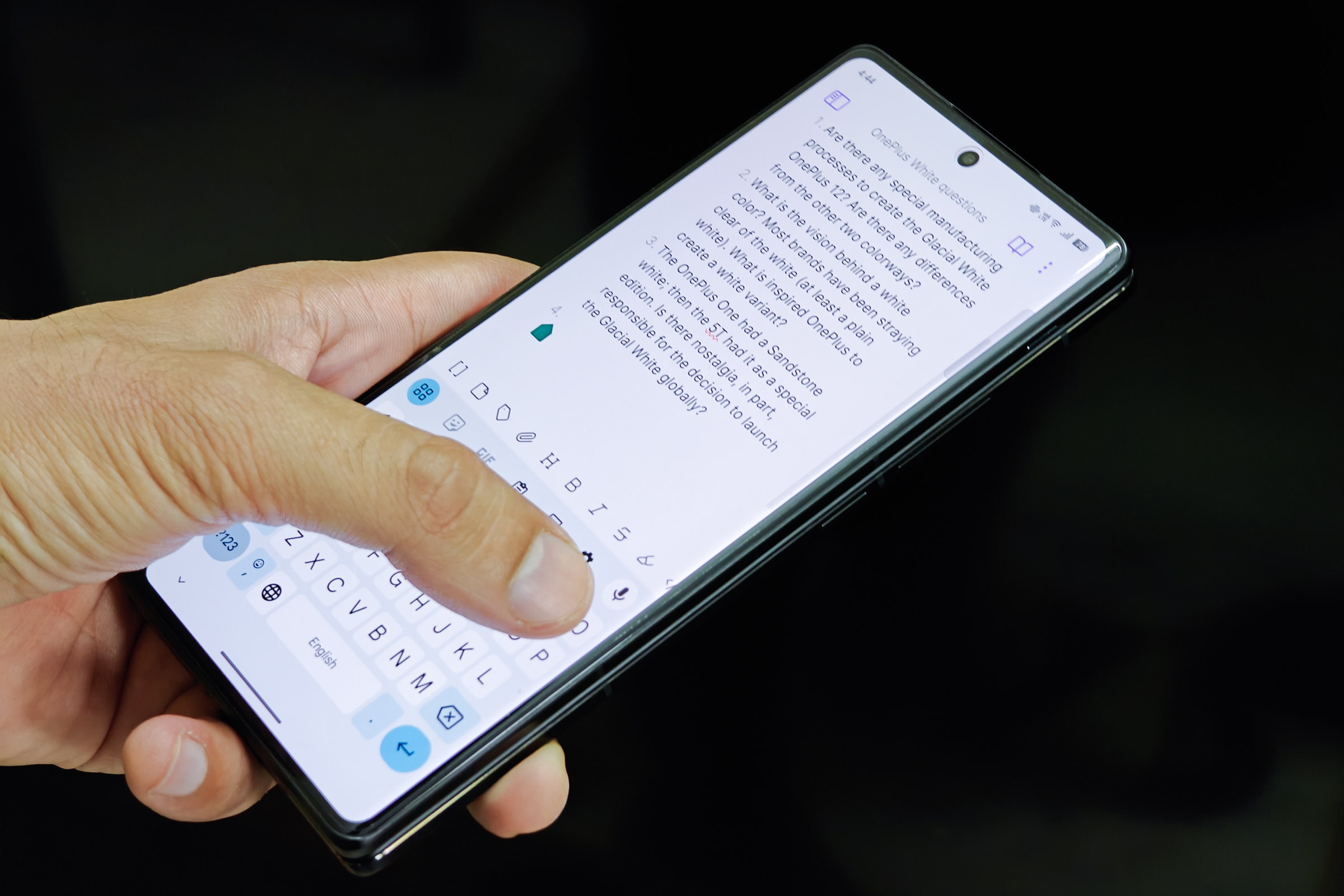 Typing on the Vivo X Fold 3 Pro's outer display.