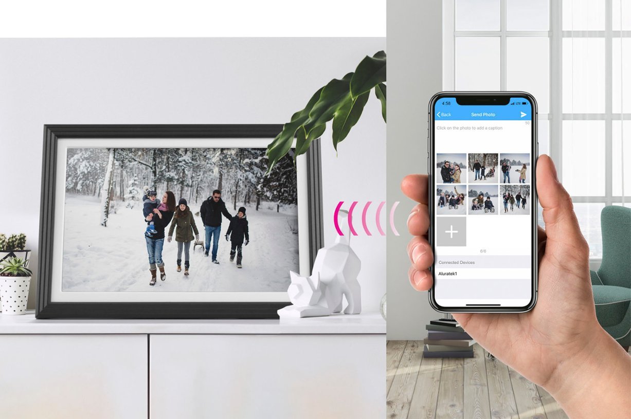 Une personne tenant un smartphone synchronisé avec le cadre photo numérique Aluratek de 10 pouces.