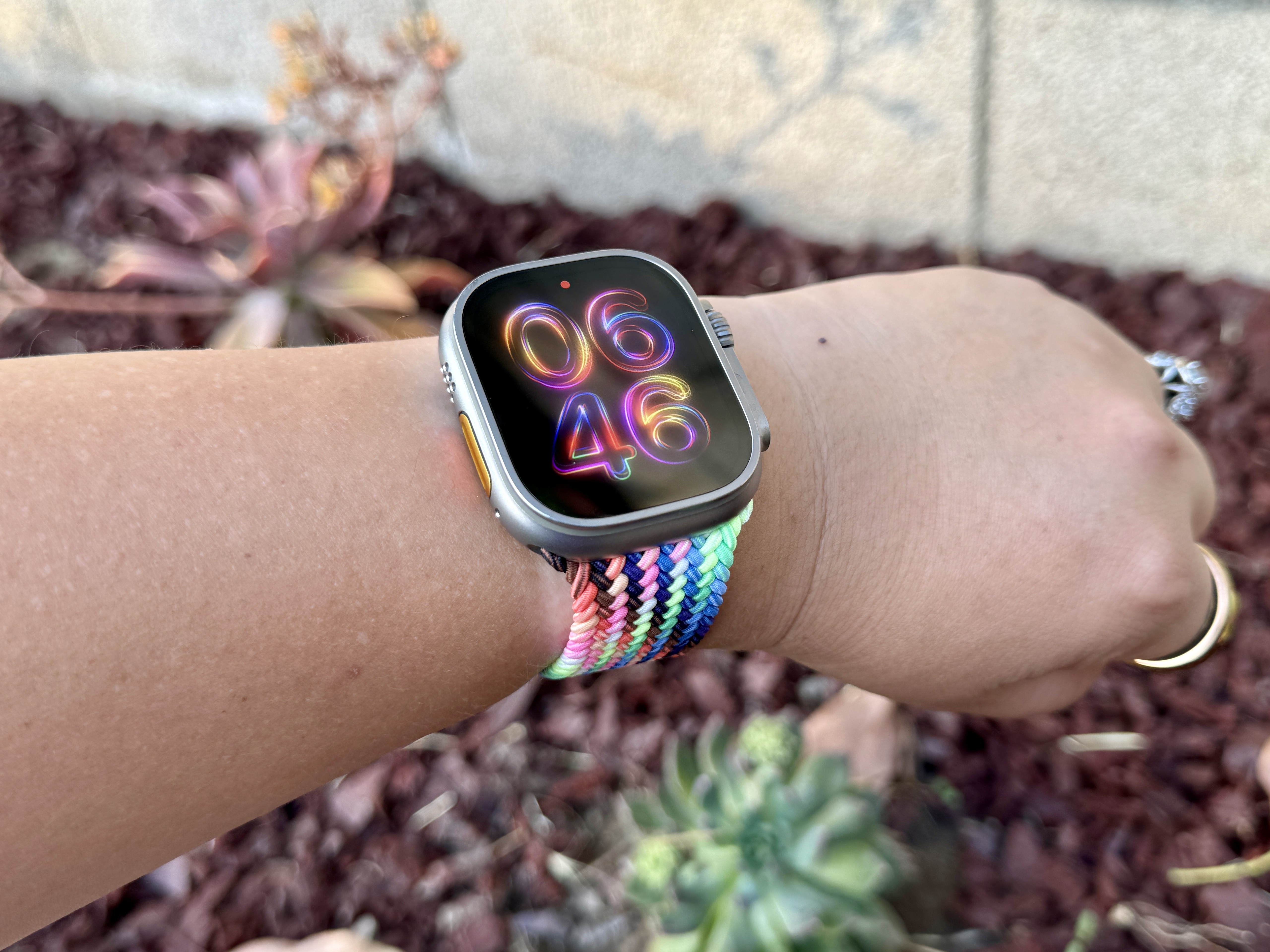 2024 Pride Edition Geflochtene Solo-Schlaufe am Handgelenk mit Apple Watch Ultra.