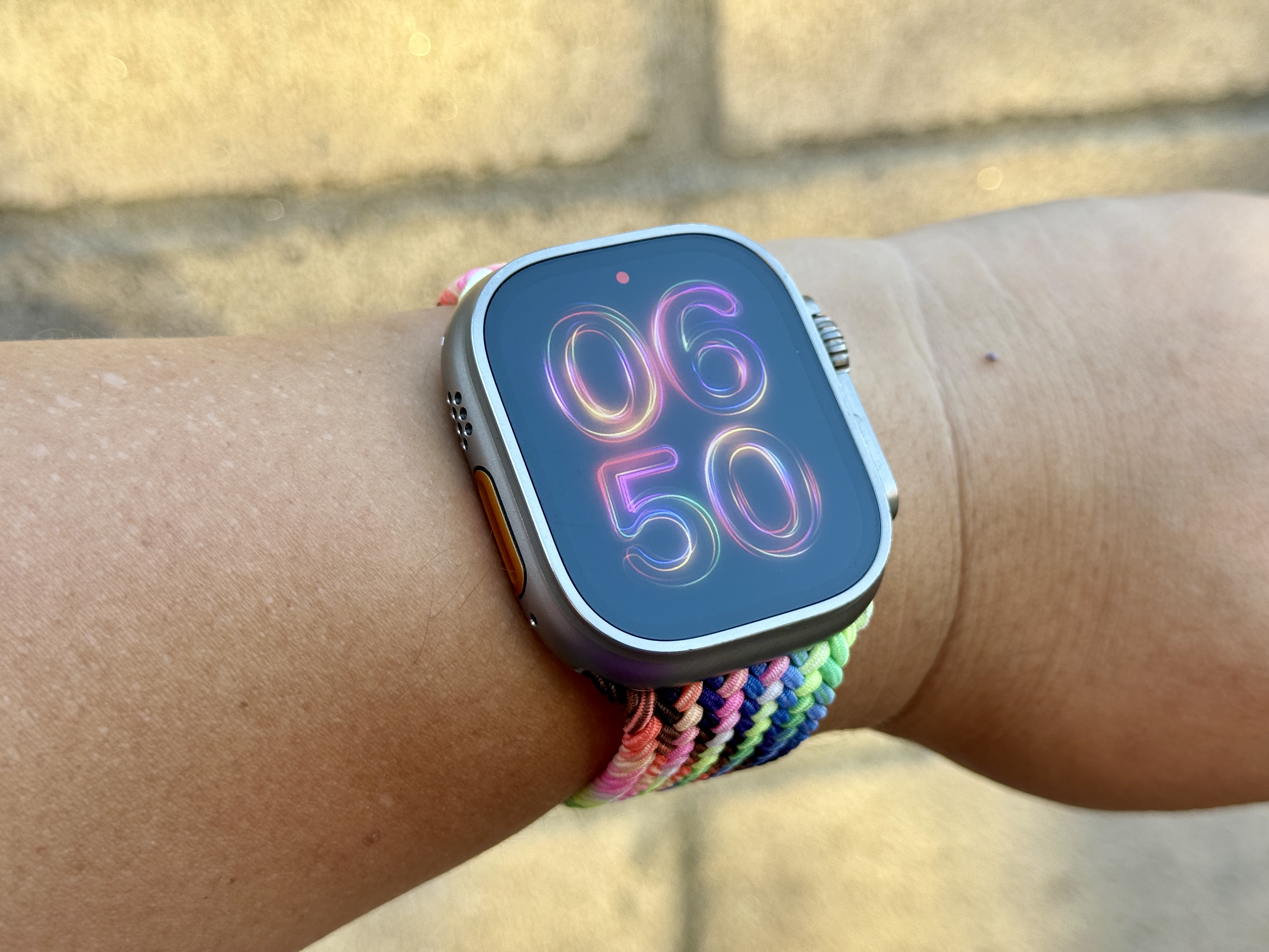 У меня есть ремешок Apple Watch Pride 2024 года, и он потрясающий.