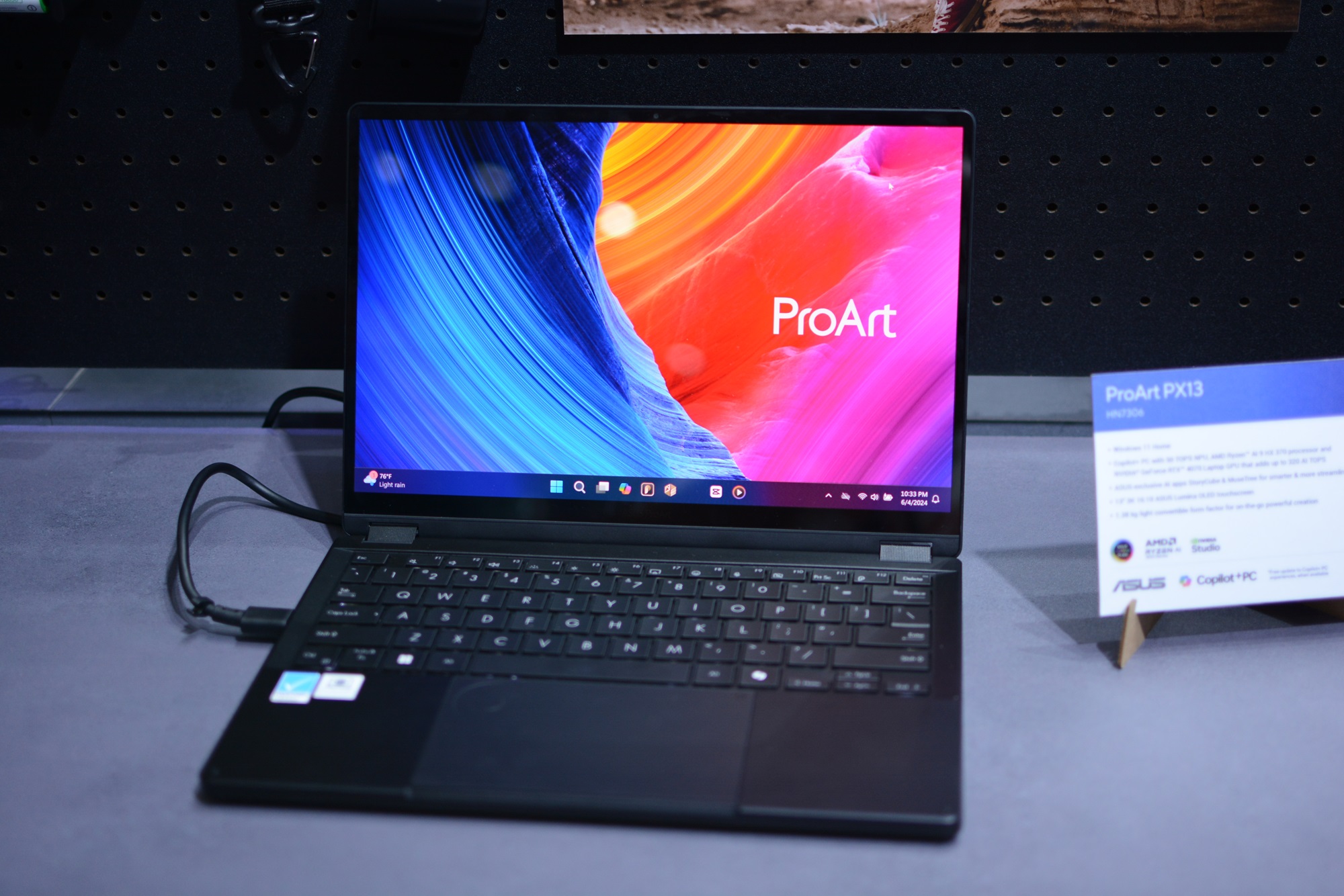 O laptop criador Asus ProArt PX13 é exibido na Computex 2024.