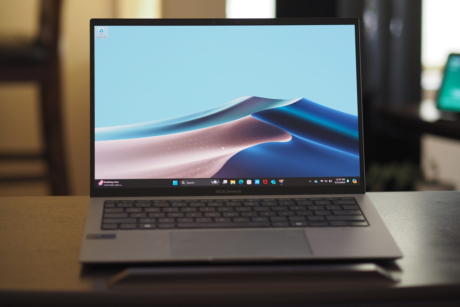 Vista frontal del Asus Zenbook S 13 OLED 2024 que muestra la pantalla y el teclado.