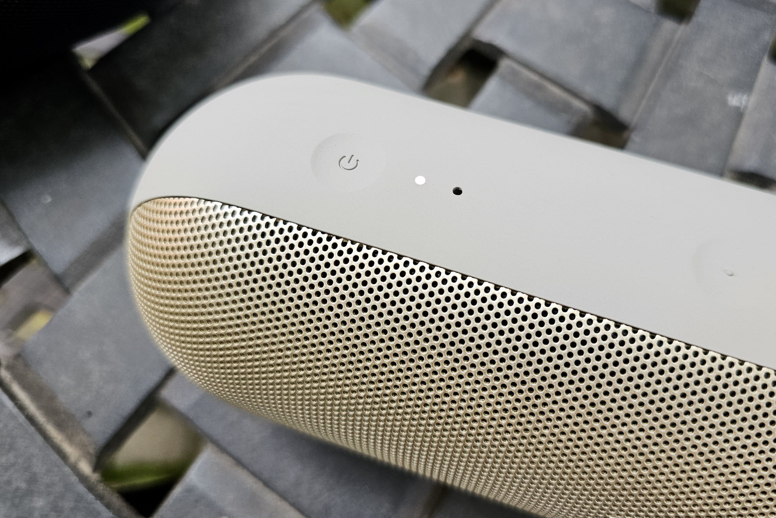 Beats Pill (2024) в цвете шампанское/золото