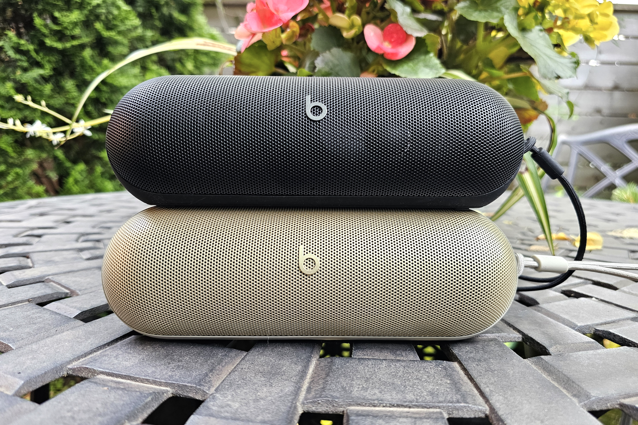 Beats Pill (2024) 颜色为香槟色/金色和哑光黑色。