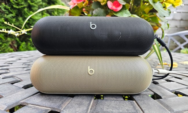 Beats Pill (2024) in Champagne/Gold and matte black.