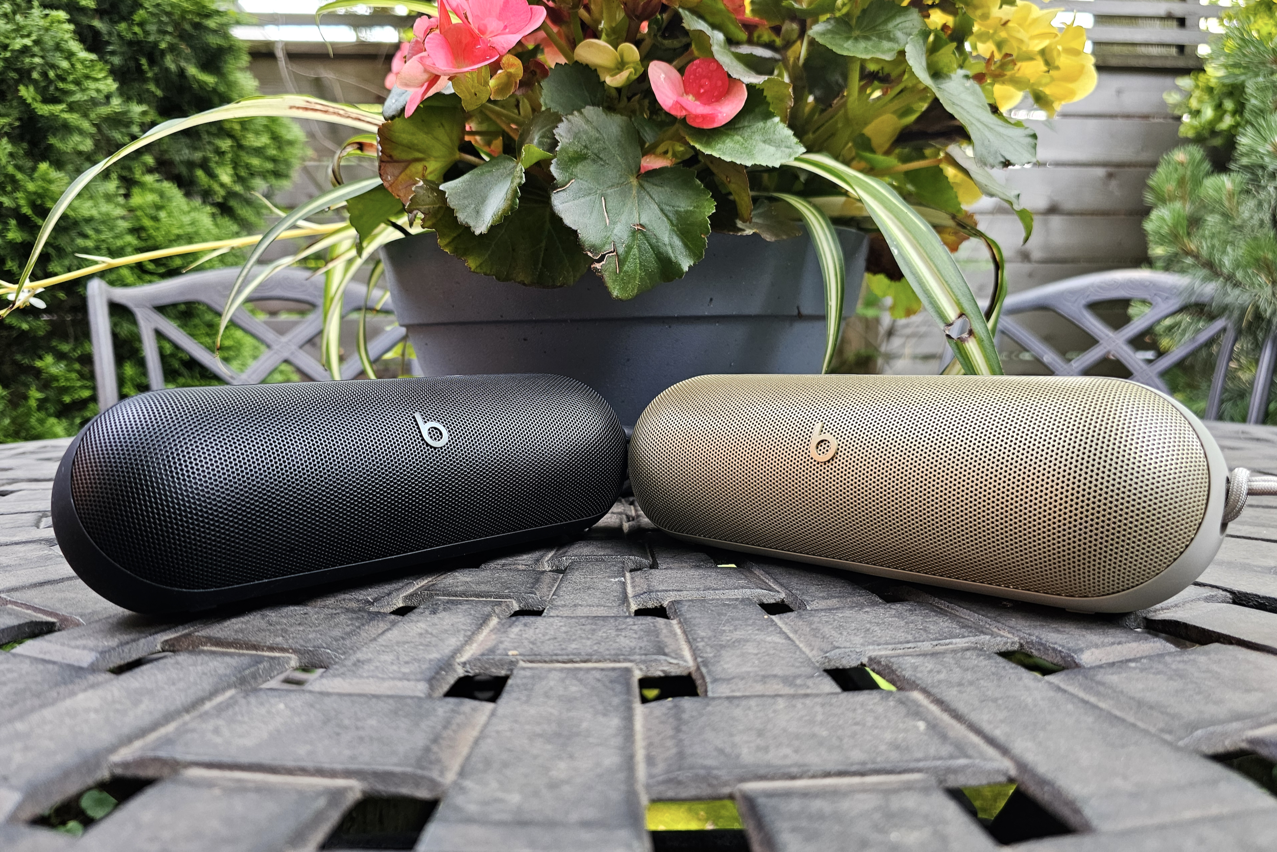 Beats Pill (2024) em Champagne/Dourado e preto fosco.